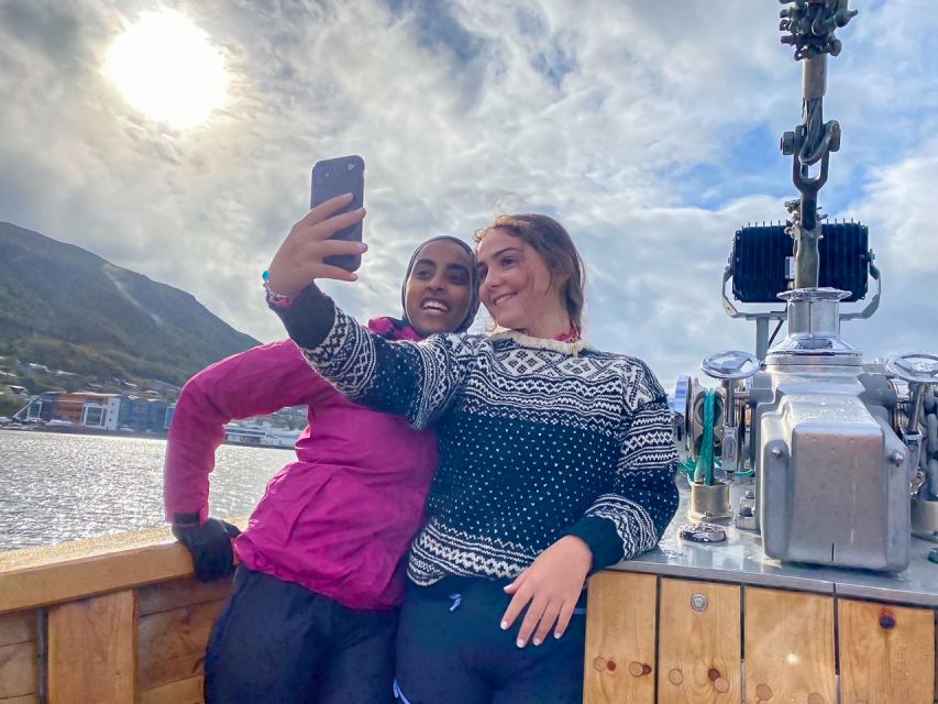 1 Hour Photo & History Cruise - Leaving Tromsø and finding the best views