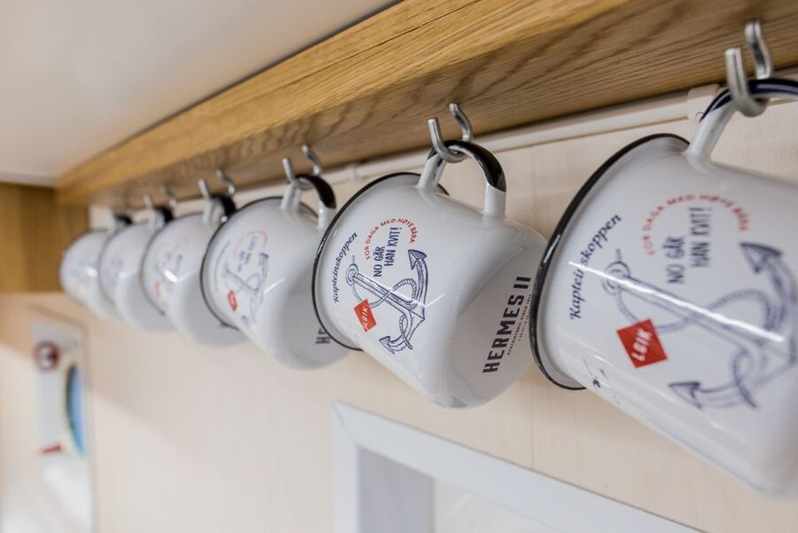 1 Hour Photo & History Cruise - Finding comfort below deck