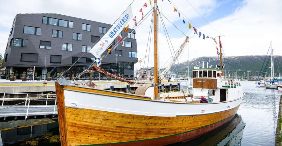1 Hour Photo & History Cruise - Meeting Hermes II at the harbor