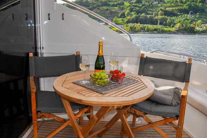 3 h private yacht-cruise around Bergen - From Sandviken and Eidsvåg to Open Water