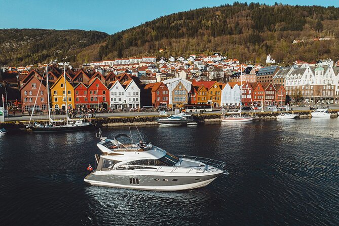 3 h private yacht-cruise around Bergen - Crossing Toward Askøy Island
