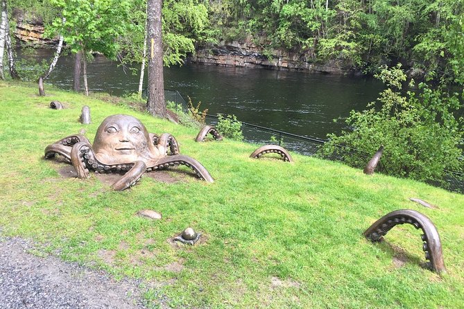 7 hours Private Limousine tour combined Oslo & Tyrifjord including "The Twist" - Vigeland Park and the circle of life