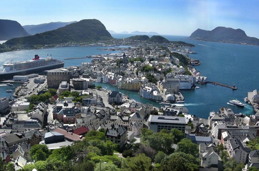 Alesund: City Sightseeing Hop-On Hop-Off Bus Tour - Stop 8 and the Atlantic Sea-Park question