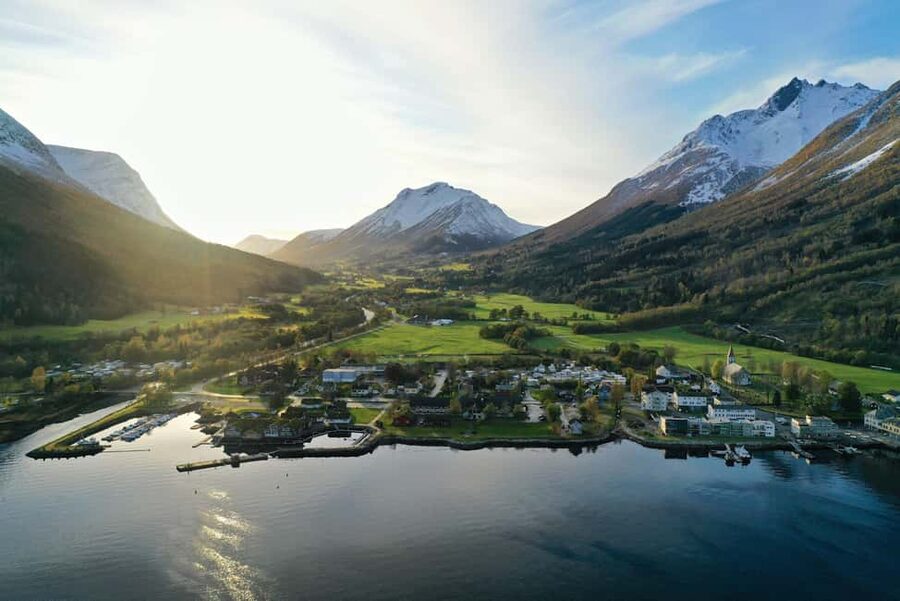 Ålesund: Fjord Tour with Lunch on MS Bruvik - Lunch on board: warm, practical, and plain