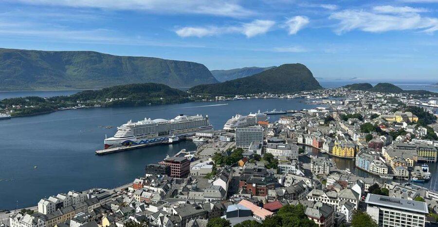Ålesund: Giske and Godøy Islands Guided Sightseeing Tour - Mount Aksla, a 900-Meter Walk and 418 Steps