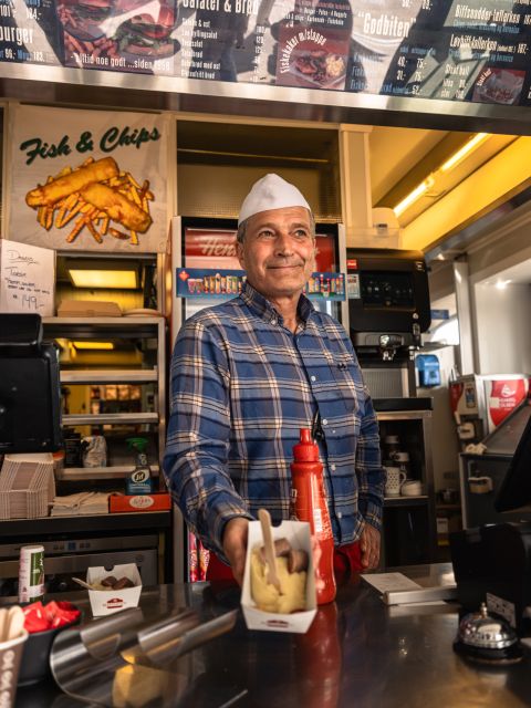 Ålesund: Guided Food Walking Tour - The guide makes the difference
