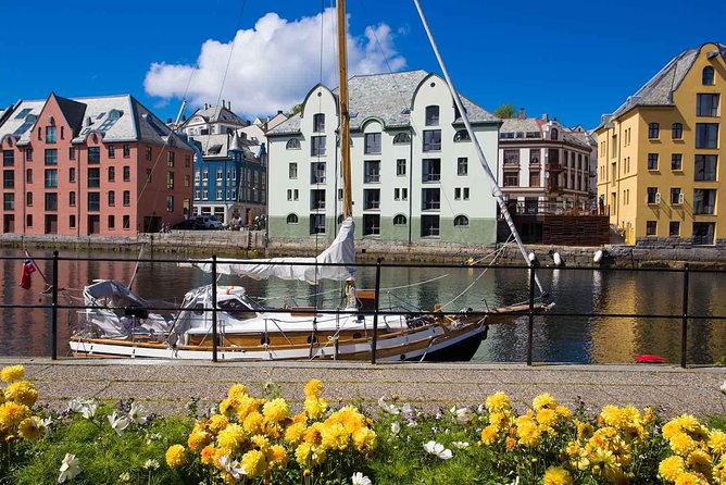 Alesund Shore Excursion: The Ultimate Sightseeing Tour - Why this four-hour route works well in Ålesund