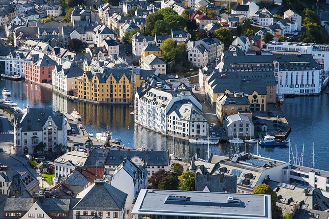 Alesund Shore Excursion: The Ultimate Sightseeing Tour - Crossing to Godøy and heading for Alnes