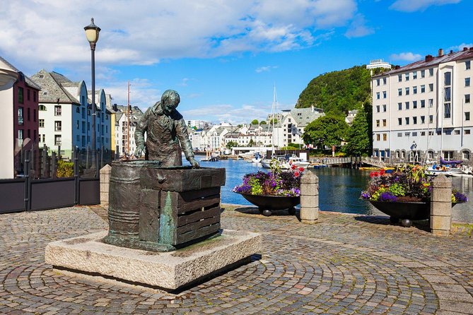 Alesund Shore Excursion: The Ultimate Sightseeing Tour - The brief drive through central Ålesund