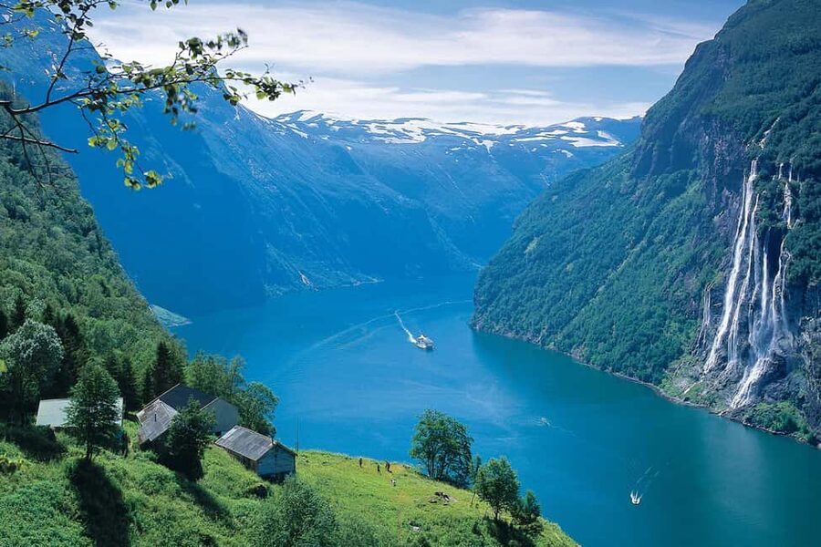 Ålesund to Geiranger Fjord Boat Tour with Return Bus Tour - Why this route works so well from Ålesund