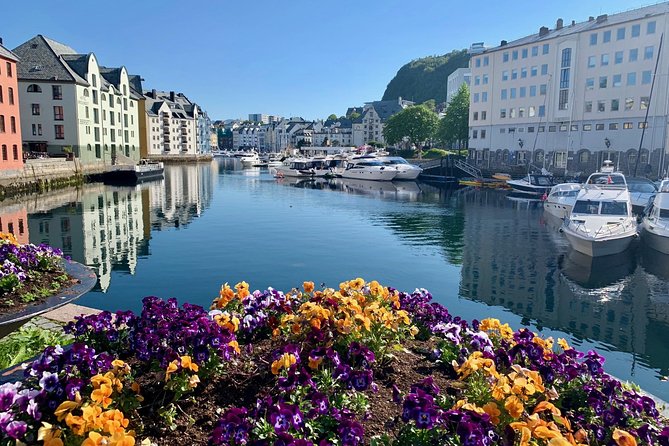 All Alesund Highlights in one tour - Alnes Lighthouse and the Atlantic shore