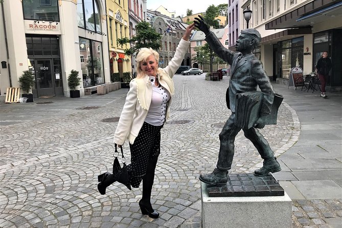 Amazing city walk in Ålesund - Finding Rådhusplassen from the cruise terminal