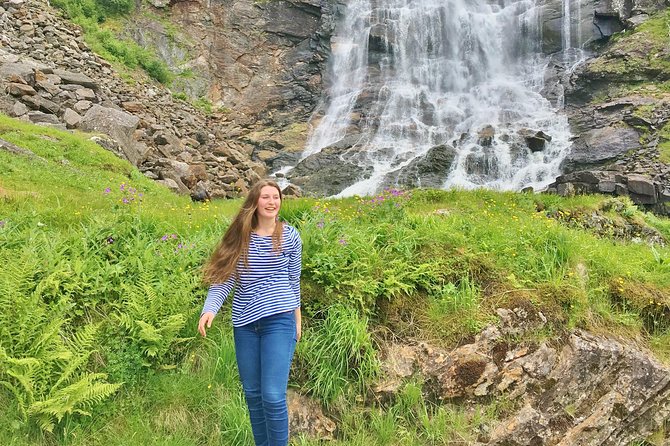 AMAZING HARDANGER FJORD: Private guided round trip from Bergen, 10 hours - Apple pie and fjord views at Steinstø