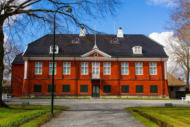 An amazing guided private walking tour of Stavanger. - Seeing elite life at Ledaal