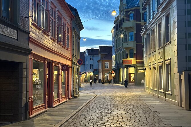 Audio Walking Tour in Bergen Famous Ghosts Location - Skostredet: a short turn into an older street