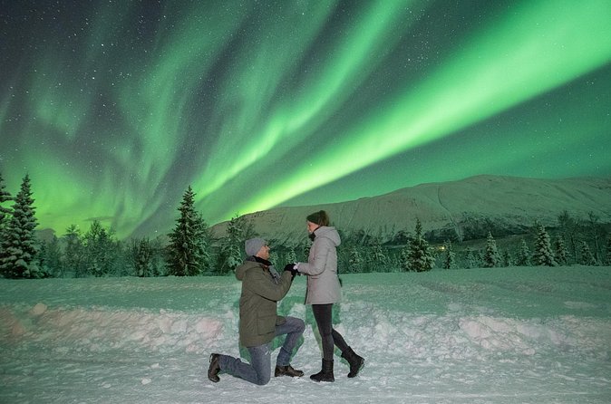 Aurora Safari Chase by big bus, free Photos, toilet onboard - Stop 3: A warm base station and Sami setting