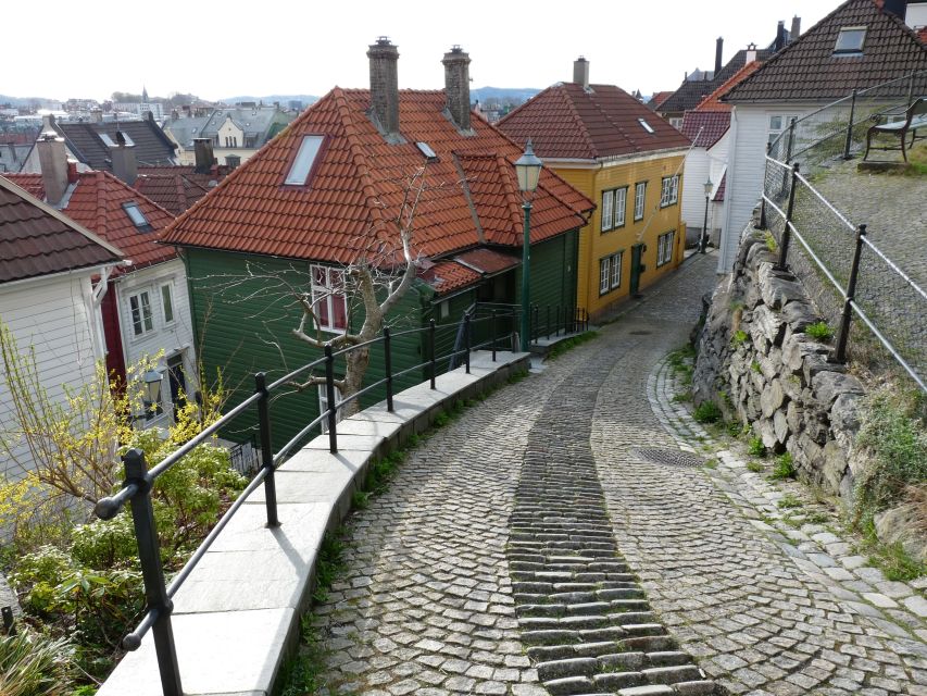 Bergen: City Tour on Foot - From the Sailor’s Monument to Bergen’s cultural names