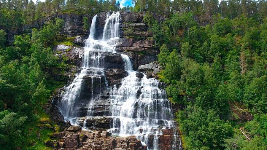 Bergen: Guided Fjord & Cidery Tour to Balestrand - A long day with useful comforts