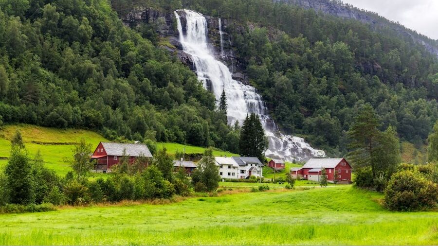 Bergen: Guided Fjord & Glacier Tour to Fjærland - Tvindefossen at 18:30 and the final run to Bergen