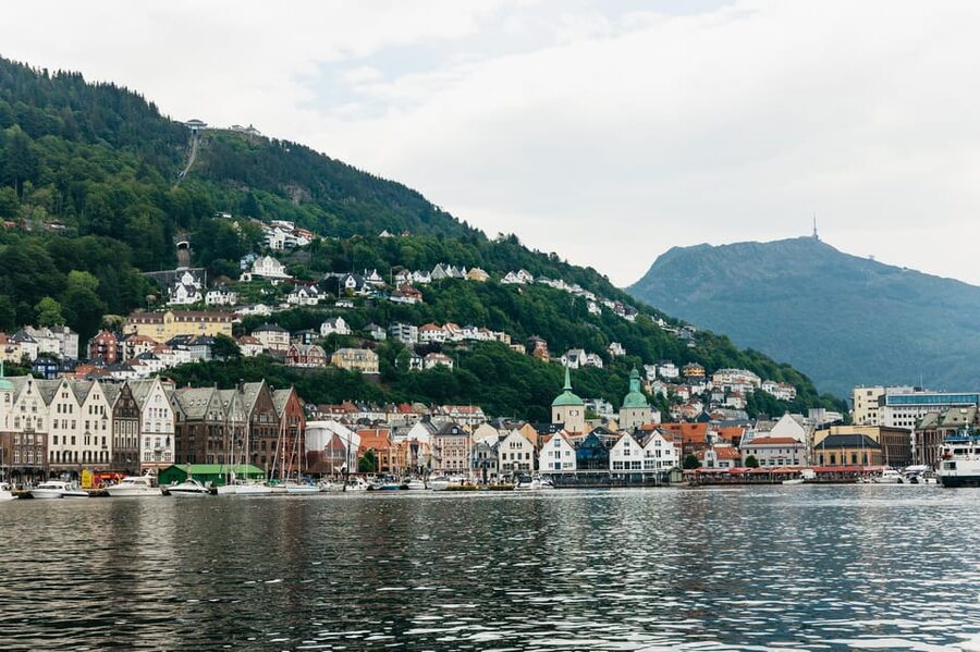 Bergen: Guided Minibus Tour with Photo Stops - The first views: postcard Bergen and Nordnes