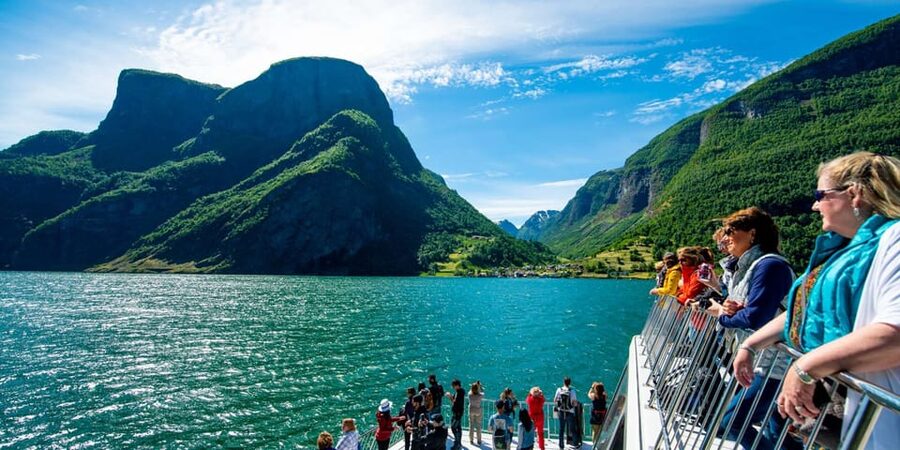 Bergen: Nærøyfjorden, Flåm, and Stegastein Guided Bus Tour - Flåm: Lunch, Shops, and a Short Breather