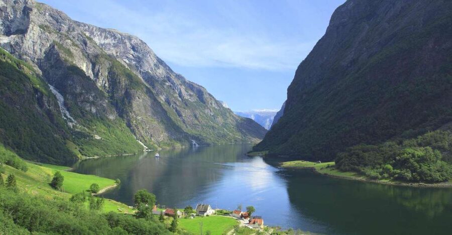 Bergen: Private Day Tour, Nærøyfjord Cruise and Flåm Railway - Why this private Bergen day trip works