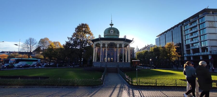 Bergen: Private tour in your own language - What the guides add to the experience