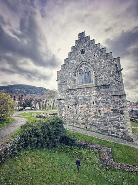 Bergen's Twilight Magic: An Evening Adventure - Narrow alleys and small discoveries