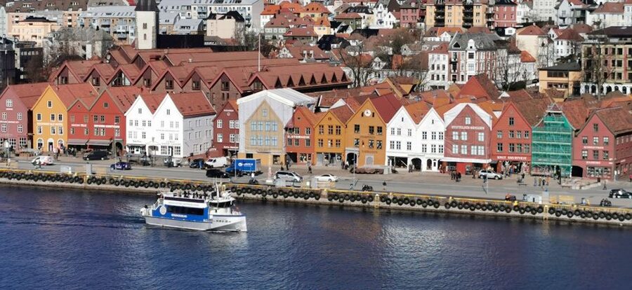 Bergen: Sightseeing Cruise of Bergen's Historic Landmarks - Bryggen from the water