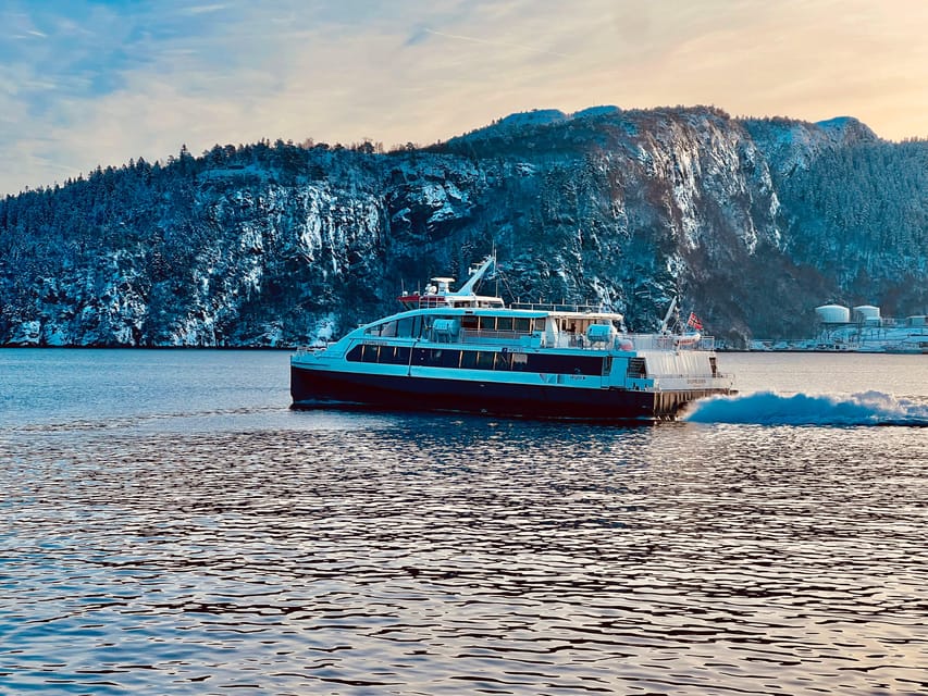 Bergen: Sightseeing Walking Tour with Ferry Ride - Torgallmenningen and Festplassen