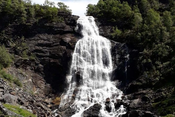 Bride's Veil and Steinsdalsfossen waterfalls with sceneries of Hardanger Fjord - The drive toward Fossen Bratte