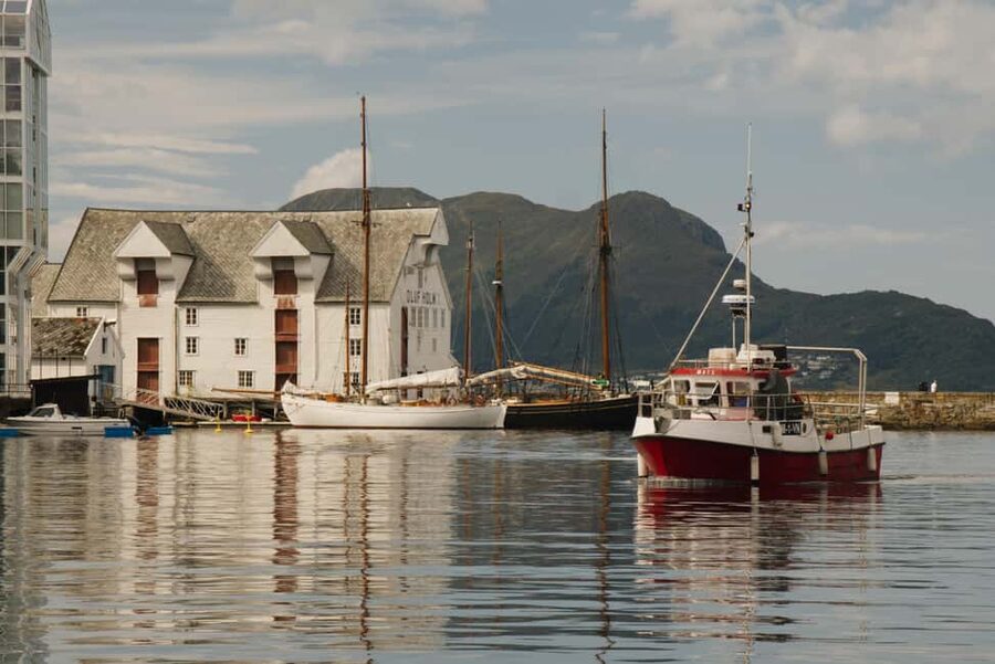 City walk in Ålesund: Art Nouveau, sea views, and insider tips - Key points to know before booking