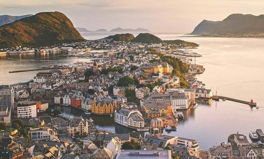 City walk in Ålesund: Art Nouveau, sea views, and insider tips - Why this Ålesund walk is more than an architecture tour