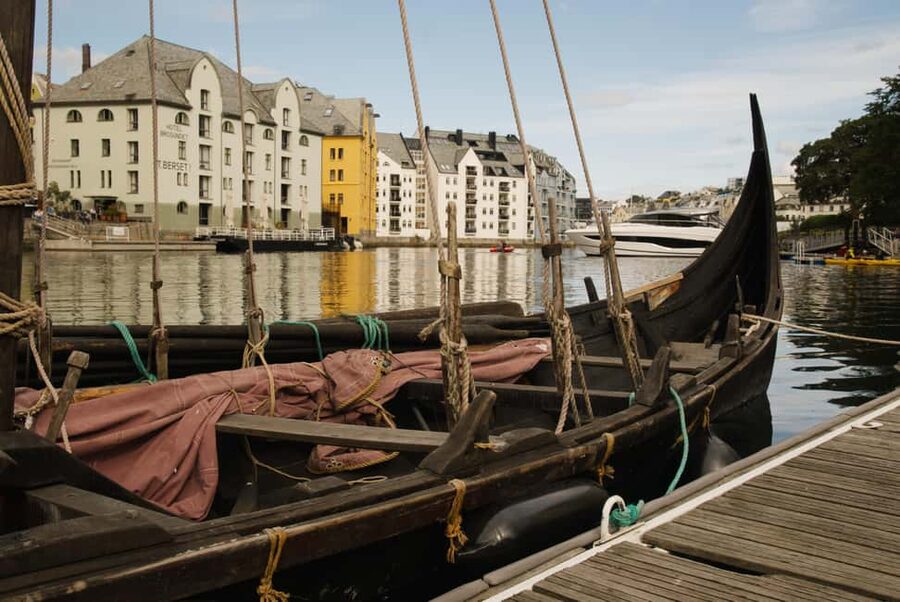 City walk in Ålesund: Art Nouveau, sea views, and insider tips - Ålesund Square and the city’s turning point