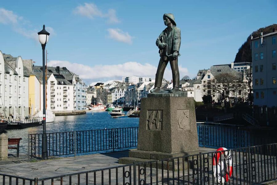 City walk in Ålesund: Art Nouveau, sea views, and insider tips - Kongens gate and Ålesund’s Art Nouveau streets