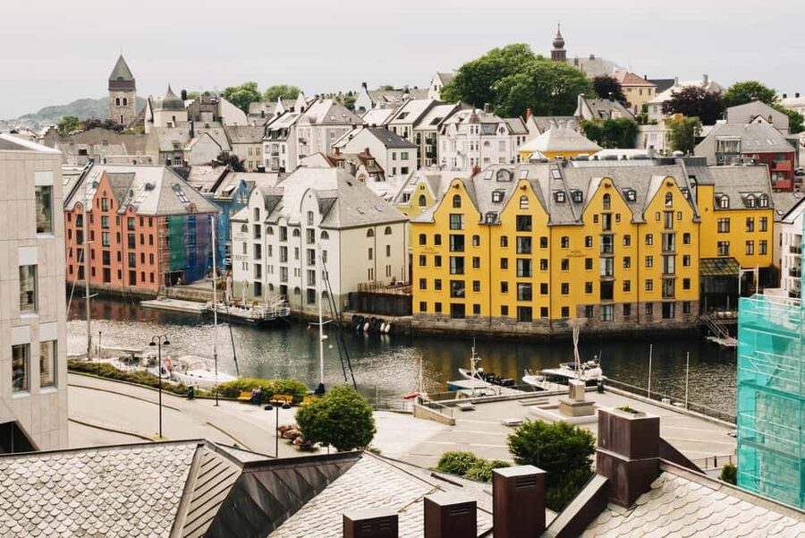 City walk in Ålesund: Art Nouveau, sea views, and insider tips - From heated benches to Grimmerhaugen