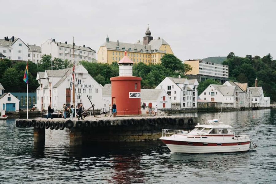 City walk in Ålesund: Art Nouveau, sea views, and insider tips - Price, group size, and what you receive