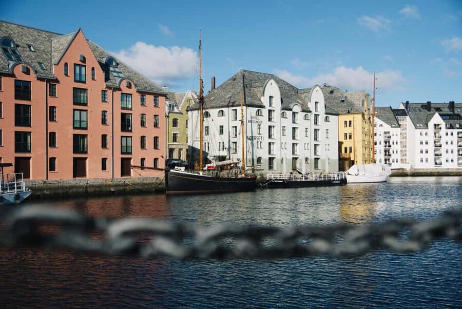City walk in Ålesund: Art Nouveau, sea views, and insider tips - Meeting the Fisherman Boy and reading the harbor