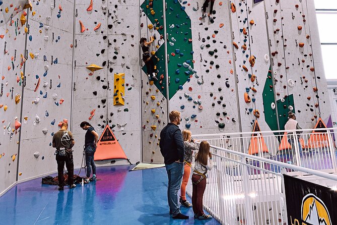 Climbing in Mørkvedhallen Klatresenter - Rope routes for first-timers and regular climbers