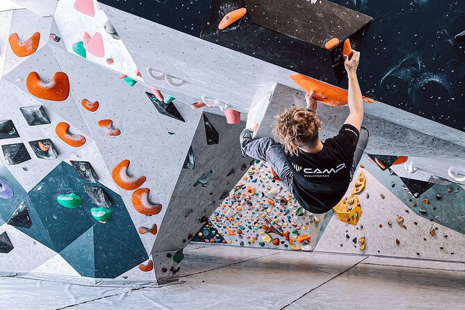 Climbing in Mørkvedhallen Klatresenter - Bouldering and the competition-style wall