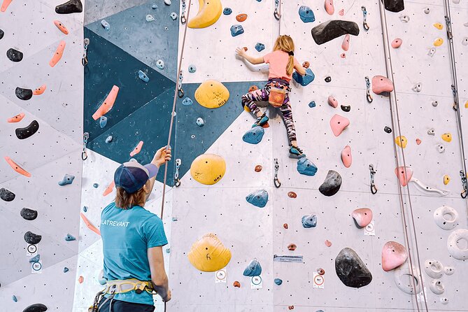 Climbing in Mørkvedhallen Klatresenter - Taking breaks at the café