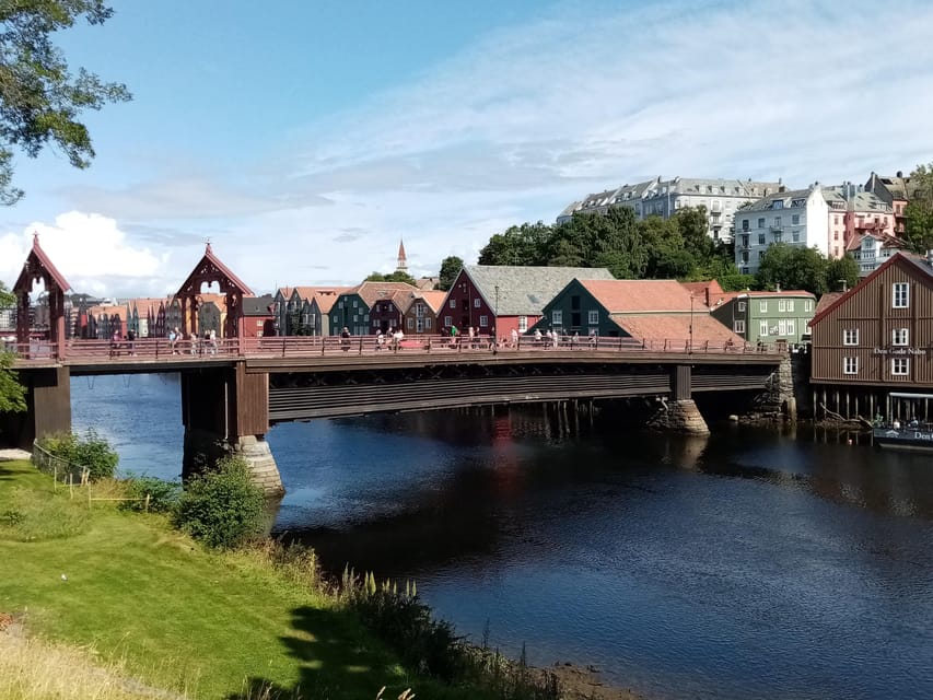 Discover the unmissables places of Trondheim - Marinen, the river, and a view toward Kristiansten Fortress