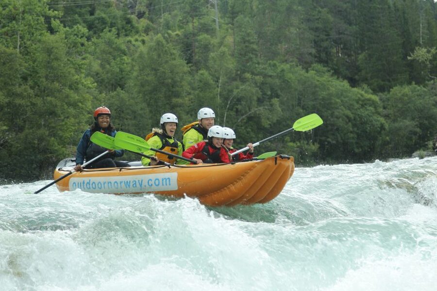 Family Rafting - Voss - The safety talk and first paddling lesson