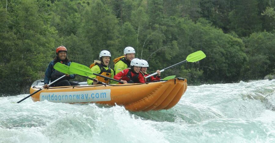 Family Rafting - Voss - Meeting at the waterfront in central Voss