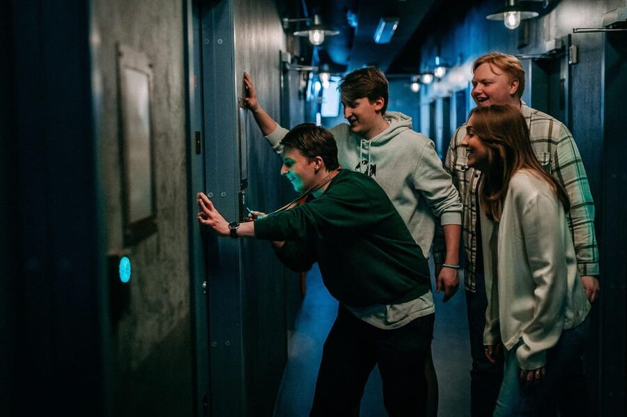 Fangene på Fortet Bergen: Prison Island Adventure Escapegame - The Social Side: Friends, Families, and Work Teams