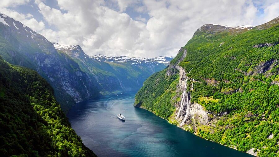 Fjords are best seen from above! - What the pilot adds to the hour