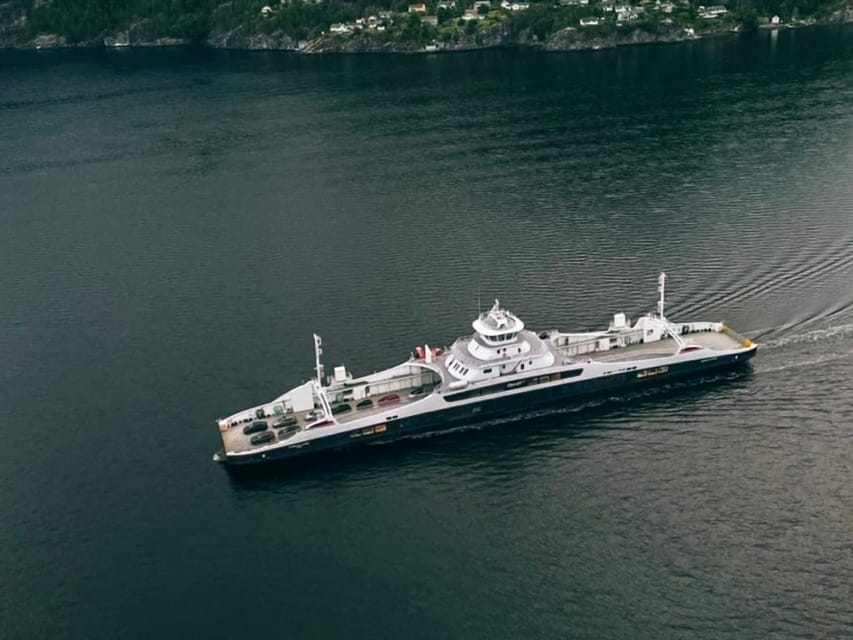 From Bergen: Folgefonna National Park & Glacier Lake Tour - The walk to Bondhusvatnet