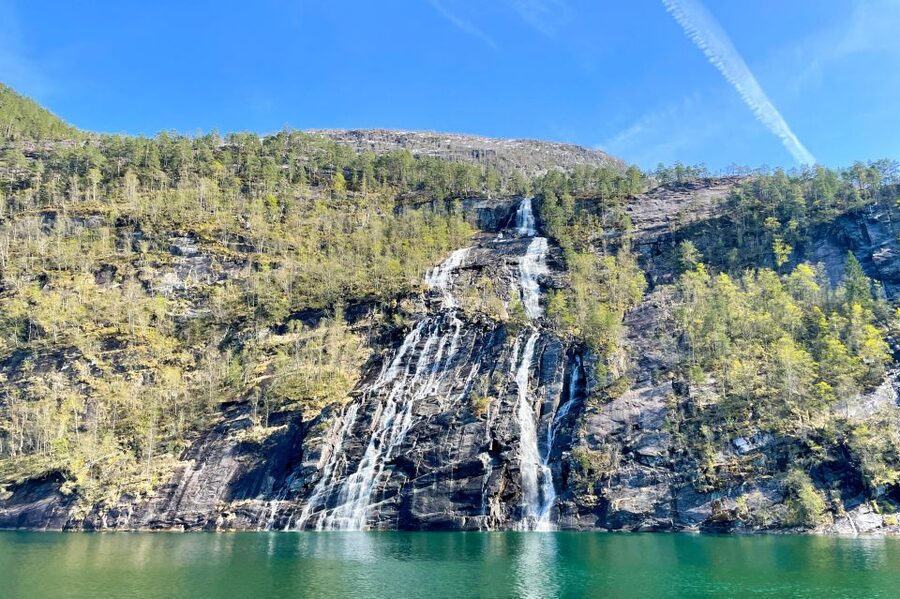 From Bergen: Modalen Private Fjord Cruise with Waterfalls - Fulufjallet and the 90-meter waterfall