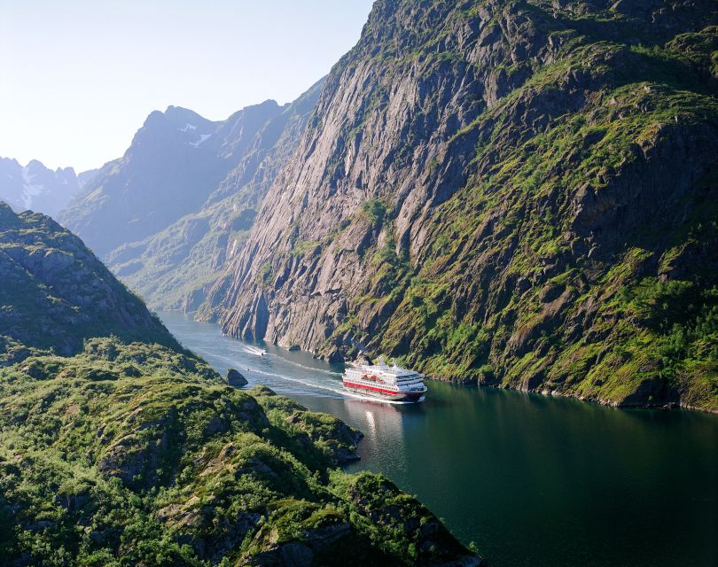 From Svolvær: Hurtigruten Cruise into Trollfjord - Timing, food, and what to carry