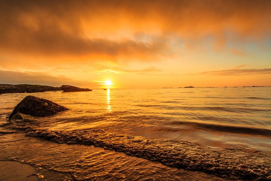 From Svolvær: Midnight sun tour with a photographer - Who should book this Lofoten photo tour?